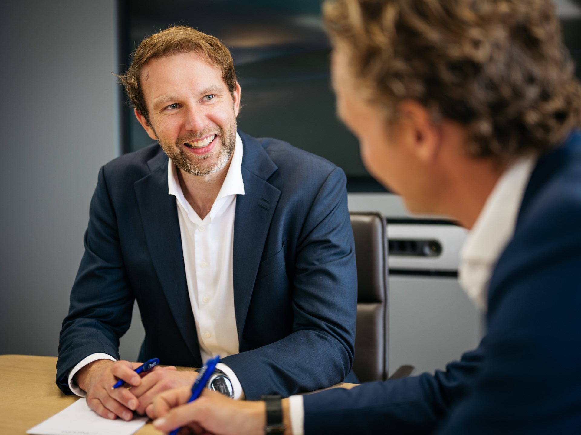 Eric von Koss Torkildsen sitting down with a colleague.