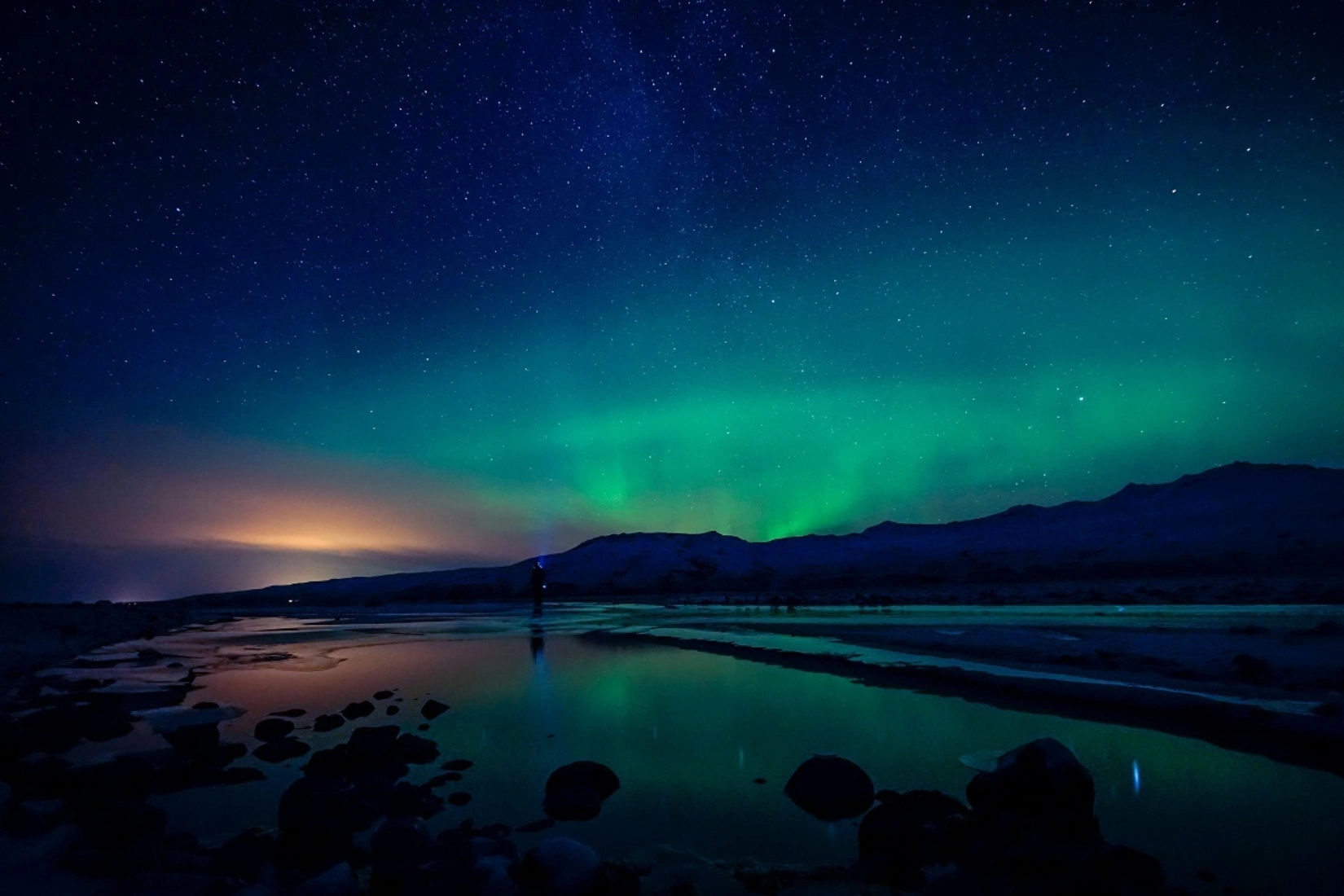 Jonatan pie IK07 Om X Snm U unsplash
